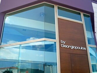 MORE by Georgiopoulos, Ένωση βιτρινών 6MM SUNERGY+6MM CLEAR γυαλί με γυαλί υπό γωνία.